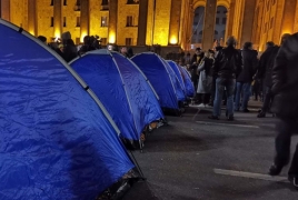 Митингующие установили палатки в центре Тбилиси: Требуют досрочных парламентских выборов