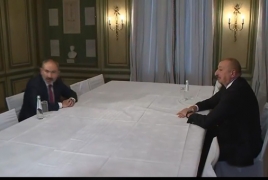 Пашинян и Алиев провели короткую встречу в формате тет-а-тет