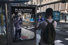 Испанское рекламное агентство установило зеркало с отсылкой к сериалу «Черное зеркало»