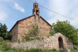 В Грузии неизвестные повредили армянский храм и могилы