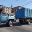Քաղաքացիները Ծառուկյանի՝ փողոց փակած բեռնատարները հրելով հեռացրել են (Տեսանյութ)