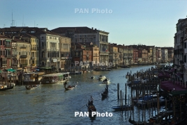 В Венеции сократят максимальное число туристов в гондолах из-за их лишнего веса