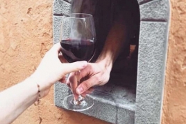 В Тоскане бары и рестораны начали продавать напитки через средневековые «винные окна»