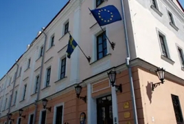 Два белоруса перепрыгнули через забор посольства Швеции в Минске и просят убежища