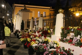 К зданию посольства Армении в РФ несут цветы