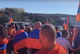 Армяне временно перекрыли автомагистраль Испания-Франция с требованием признать Карабах