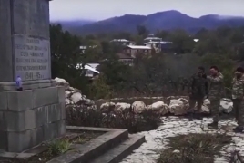 Видео: Азербайджанцы стреляют по памятнику погибшим воинам Великой Отечественной в Карабахе
