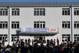 Ստեփանակերտում առաջին դպրոցը վերաբացվել է «Спасибо России» գրությամբ