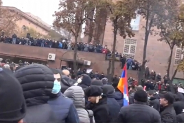 «Красная карточка» для Пашиняна: Перед зданием парламента Армении требуют отставки премьера