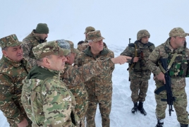 ՊՆ ղեկավարն այցելել է  ադրբեջանցիներից  100 մետրի վրա կանգնած հայ զինվորների նոր դիրքեր