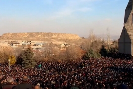 Crowd throws things at Pashinyan during mourning procession