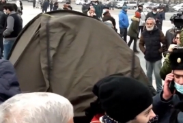 Армянская оппозиция планирует ночевать на площади в Ереване: Устанавливают палатки