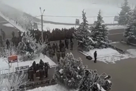 Քաշքշուկ՝ Վ․Սարգսյանի անվան ինստիտուտի բակում․ Զինվորները չեն ցանկացել մեկնել Արցախ (Վիդեո)