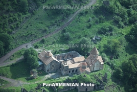 Армянские паломники посетили монастырь Дадиванк в Карабахе в сопровождении российских миротворцев