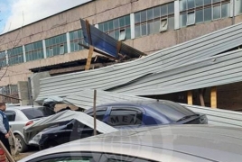 Ուժեղ քամին Երևանում տանիքի ծածկեր և մեքենաներ է վնասել