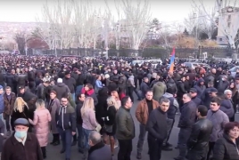 Армянская оппозиция баррикадами перекрывает проспект в Ереване