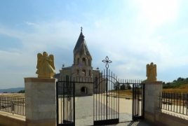 Азербайджанцы снесли статуи ангелов и крест на воротах армянского собора в Шуши