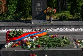 От имени президента Армении возложен венок в воинском пантеоне Ераблур