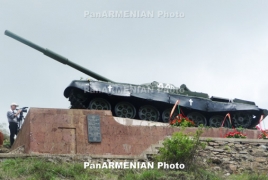 В Карабахе возложили цветы к танку-памятнику в Шуши