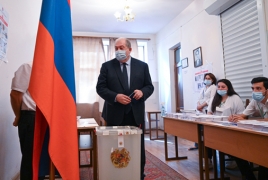 Президент Армении проголосовал на выборах в парламент