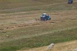 Азербайджанцы пытались помешать жителям армянского села убрать скошенную траву