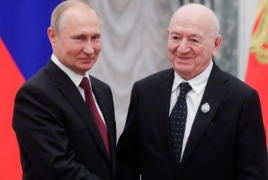 Путин подарил часы вице-президенту РФС Никите Симоняну