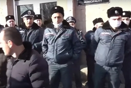 Փարաքարում իրավիճակը լարված է․ Համայնքապետարանի մոտ  ոստիկաններ են կուտակված