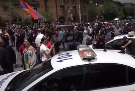 В Ереване оппозиция окружила резиденцию президента и здание Совбеза РА