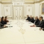 Пашинян обсудил с представителями Франции создание международного механизма переговоров между Степанакертом и Баку