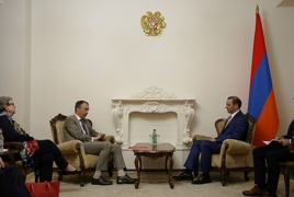 Клаар и глава Совбеза Армении обсудили проводимые в рамках мандата миссии наблюдателей ЕС действия