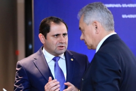 Министры обороны Армении и РФ обсудили вопросы сотрудничества в оборонной сфере