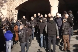 Եռաբլուրում բռնության ենթարկված զոհվածների ծնողները կրկին ՔԿ մոտ են. Ոստիկանների հետ առերեսում է լինելու