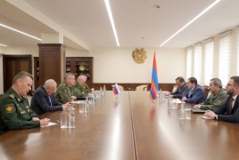 Armenian Defense Minister meets with new Russian peacekeeping commander