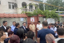 Митингующие в Арцахе дошли до офиса МККК и намерены установить палатки у места дислокации российских миротворцев
