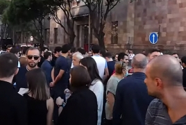 Հրապարակում բողոքի ցույց է․ Քաղաքացիները փորձում են կառավարության շենք մտնել