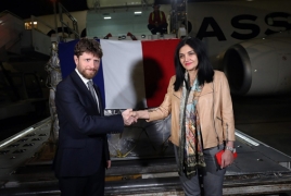 Франция направила 5 тонн гумпомощи в Армению для беженцев из Карабаха