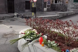 Մարդիկ ծաղիկներ են բերում Երևանում ՌԴ դեսպանատան մոտ