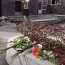 Մարդիկ ծաղիկներ են բերում Երևանում ՌԴ դեսպանատան մոտ