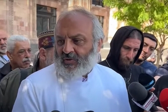 Митинг в Ереване: Архиепископ Баграт Галстанян требует отставки Пашиняна