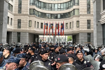 СК Армении: 28 участников акции протеста у здания МИД задержаны