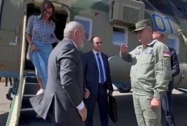 Փաշինյանը տիկնոջ հետ ուղղաթիռով Սյունիք է մեկնել․ Վայրէջք են կատարել Սիսիանի օդանավակայանում