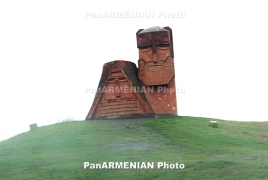 Ադրբեջանցիները պղծել են Ստեփանակերտի տատիկ-պապիկի արձանը