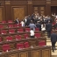 В парламенте Армении произошла словесная перепалка и потасовка