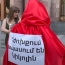 Демонстранты принесли к зданию правительства «посланника из ада»