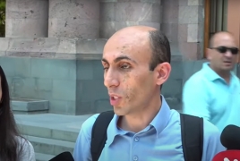 Արցախցիները տեղափոխել են նստացույցը կառավարության շենքի դիմաց