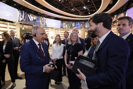 Pashinyan presents illuminated manuscript replica to U.S. museum