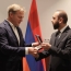 Мирзоян вручил медаль благодарности экс-депутату парламента Нидерландов Омтзихту
