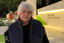 Արցախի հերոսի մայրը Եռաբլուրում այրել է Փաշինյանի լուսանկարը, որտեղ նրա ձեռքին Էրդողանի գիրքն է