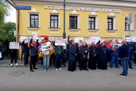 Մոսկվայում տասնյակ մարդիկ բողոքի ակցիա են իրականացրել ՌԴ-ում ՀՀ դեսպանատան մոտ