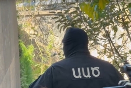 Ձերբակալվել են նաև Արագածոտնի առաջնորդարանի կին աշխատակիցները. ԱԱԾ–ն ու ՆԳՆ–ն շենքում են